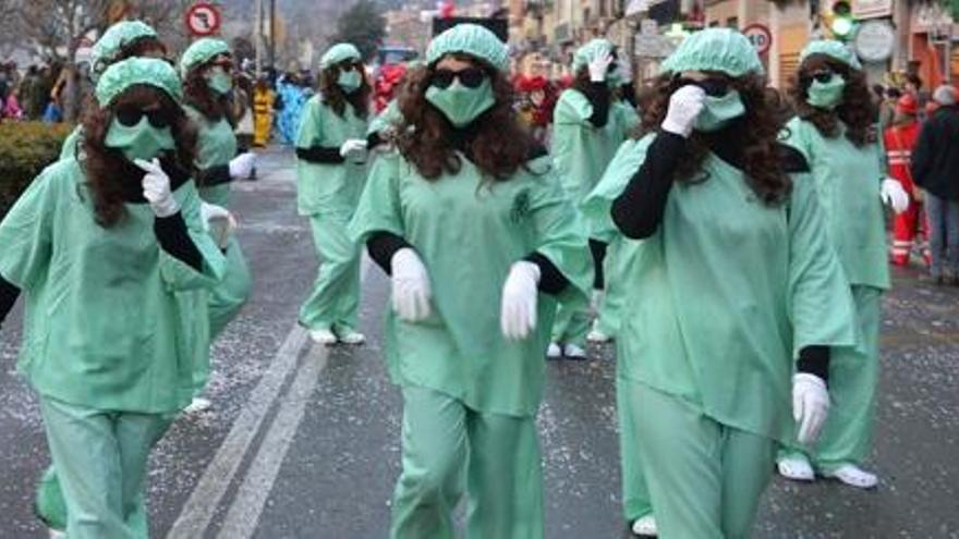 La rua del Carnestoltes omple de festa el centre de Súria