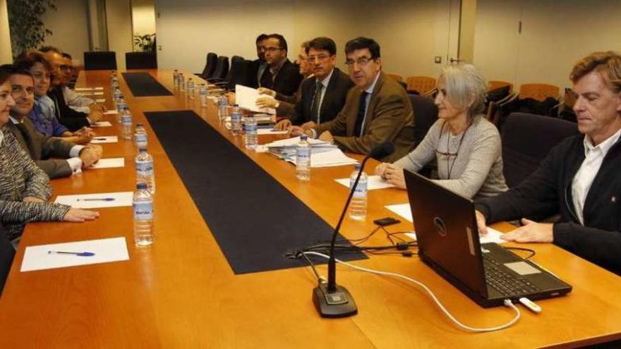 Juan José Martín e Ignacio López-Chaves durante la reunión en la Delegación de la Xunta. // Jose Lores