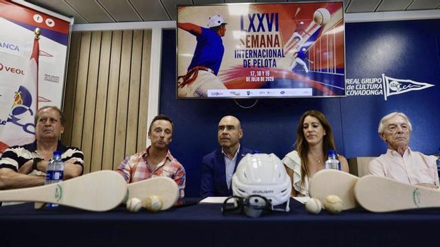 Por la izquierda, Falo Escandón, Roberto Costales, Joaquín Miranda, Ana Villanueva y Alberto Ancizu, ayer, durante la presentación de la Semana Internacional de Pelota del Grupo.