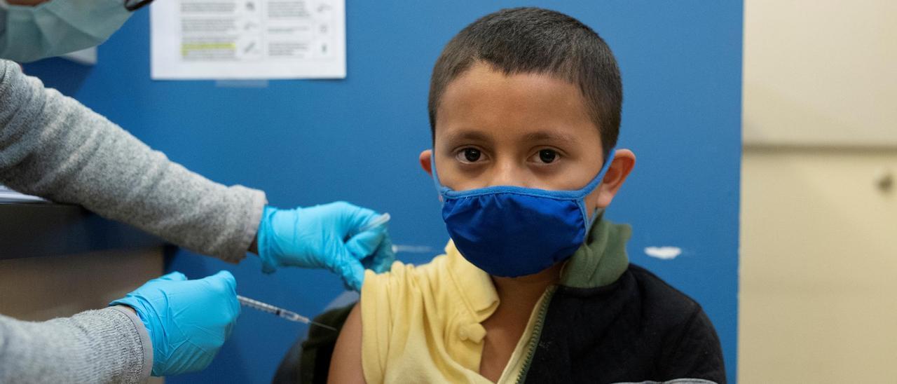 Un niño recibiendo la vacuna contra el coronavirus tras la aprobación final para que los niños de 5 a 11 años reciban la inoculación de Pfizer.
