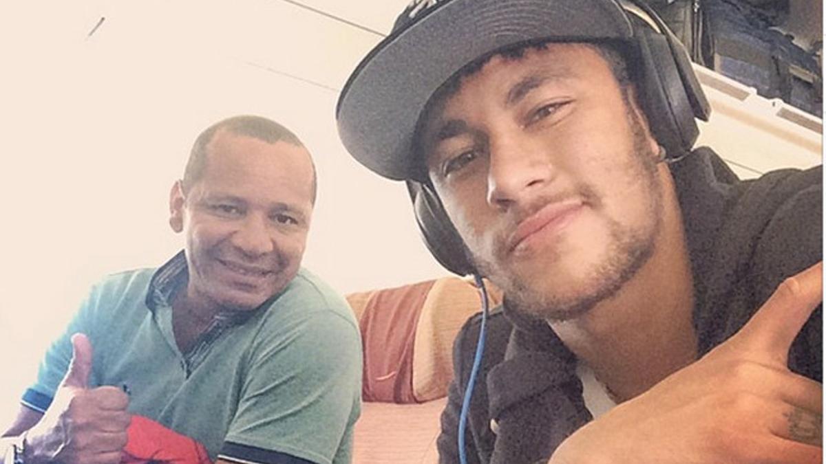 Neymar en el avión acompañado de su padre