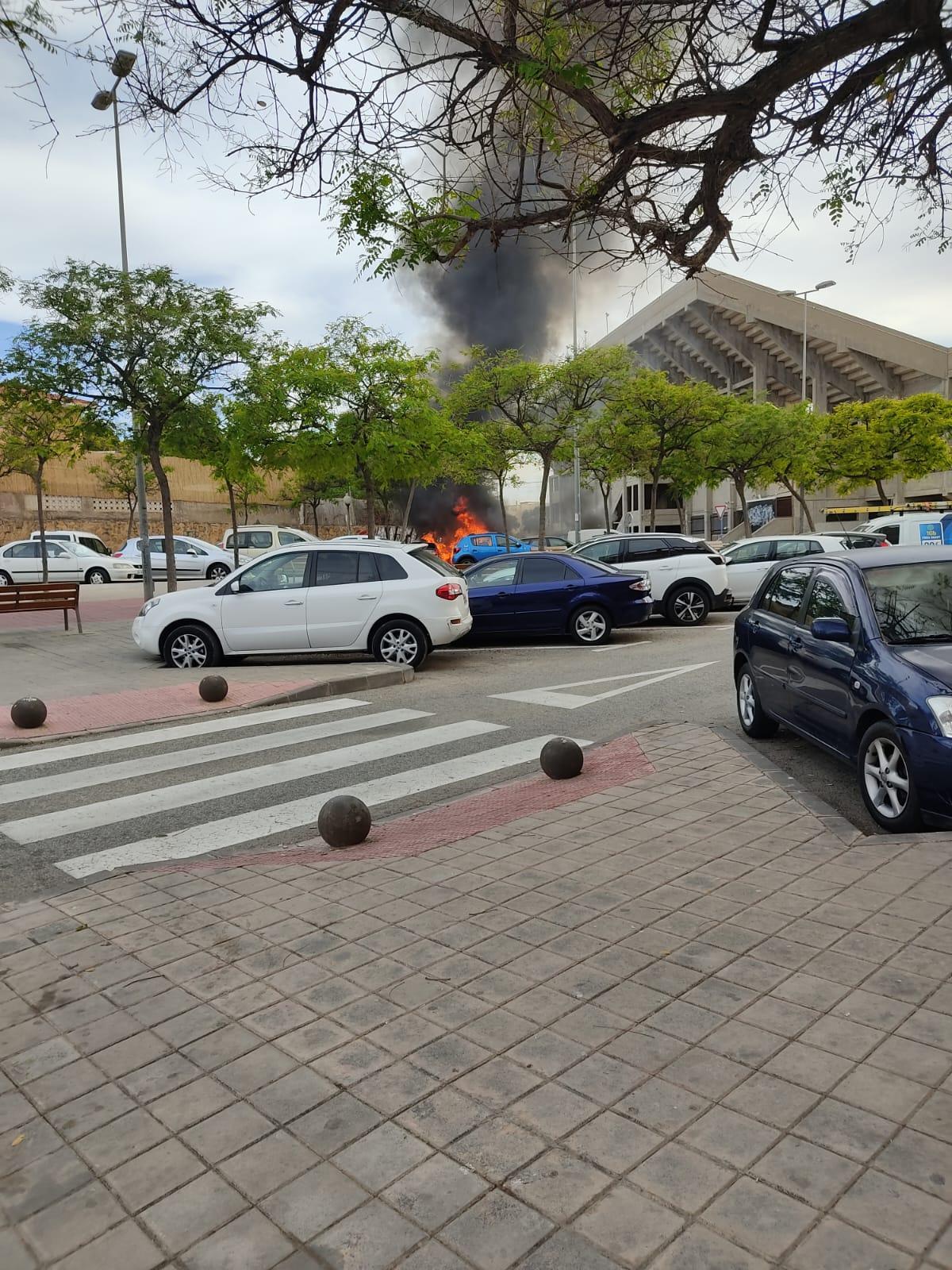 Fuego en el parking del Rico Pérez.