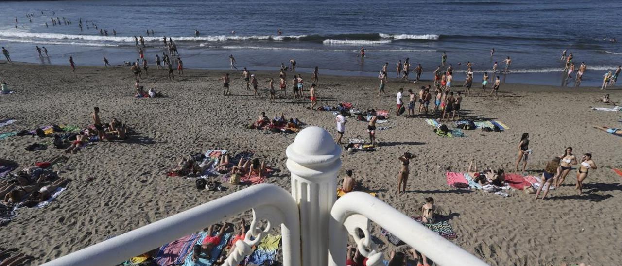 Bañistas en la playa de Salinas.