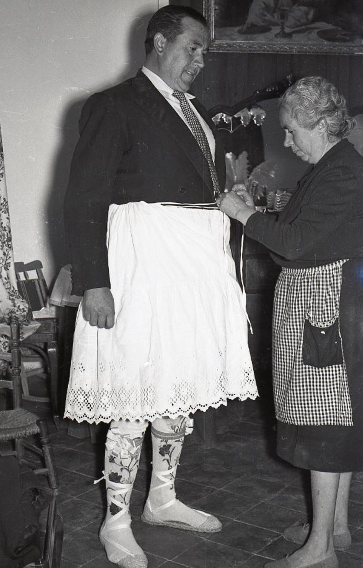 Nazareno estante vistiéndose, 1965.