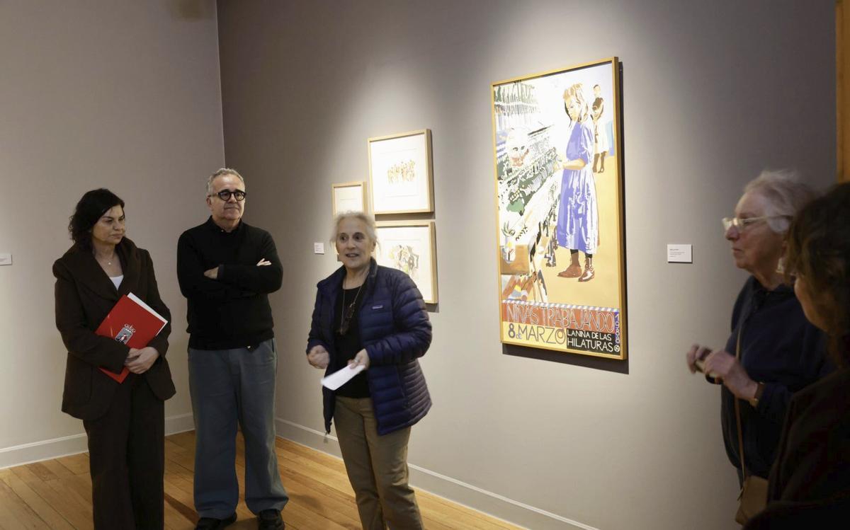 Por la izquierda, Montserrat López Moro, Saturnino Noval García y Gloria García Nieto, y a la derecha, el cartel de «La niña de las hilaturas» de Mabel Lavandera.  | MARCOS LEÓN