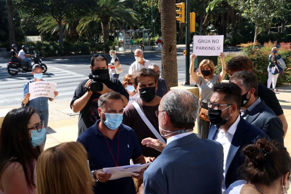 Protesta de los vecinos de La Princesa frente al Ayuntamiento de Málaga