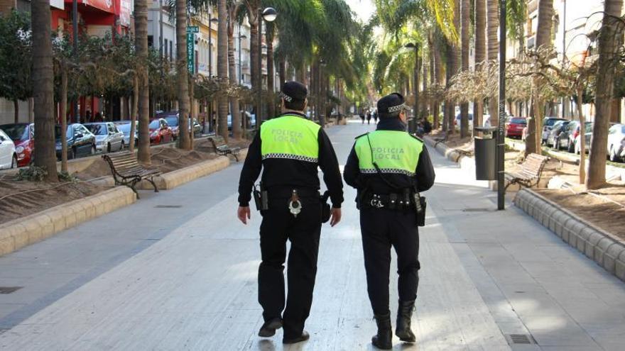 Una pareja de agentes de la Policía Local patrullando por la Avinguda de Torrent