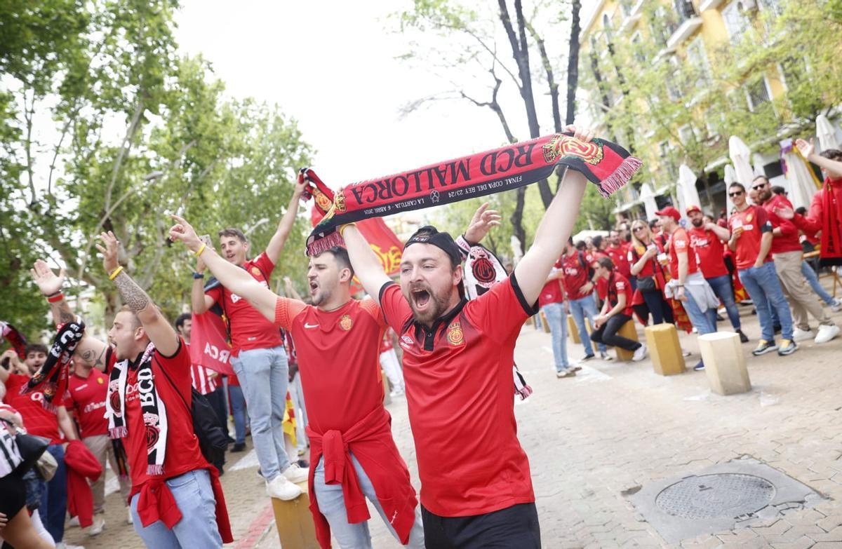 Los aficionados del Mallorca toman Sevilla antes de la final de la Copa del Rey