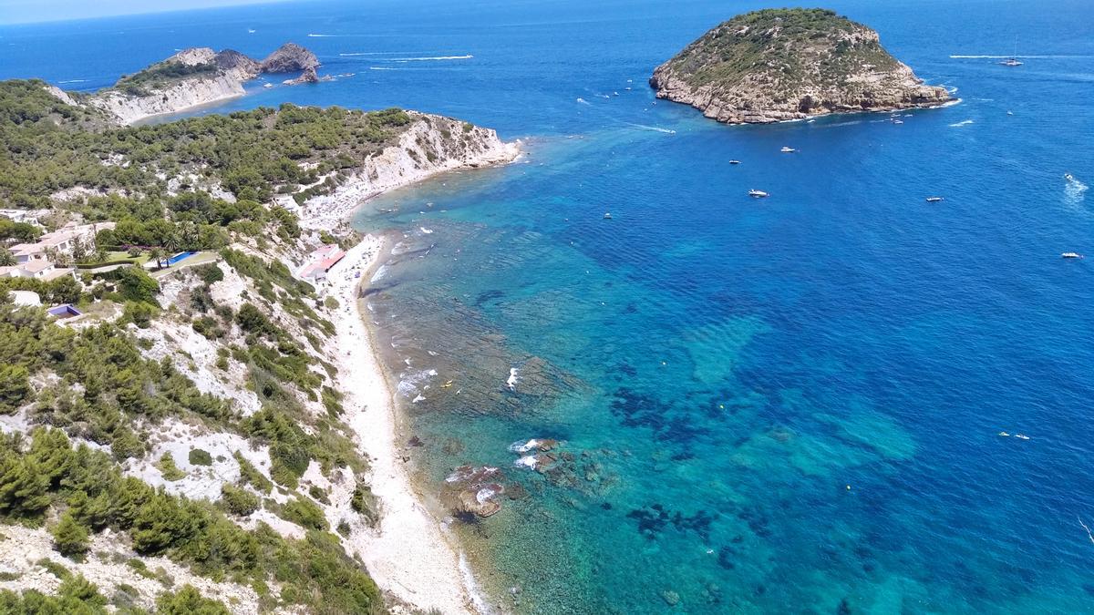 Imagen del litoral de la Barraca o el Portitxol tomada esta mañana desde el mirador de la Falzia