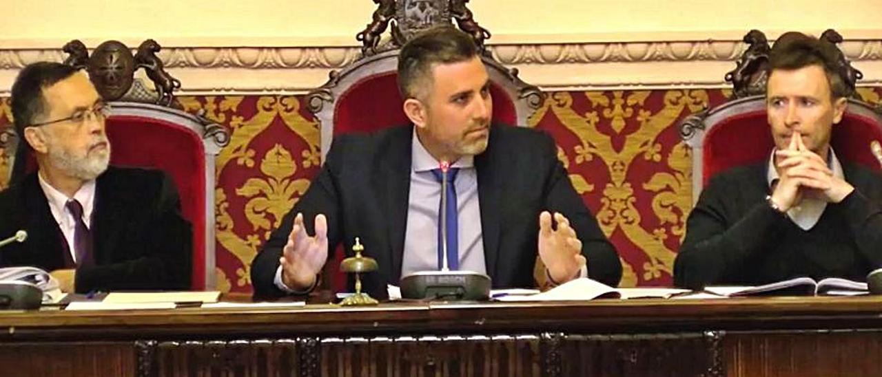 El alcalde de Cullera, Jordi Mayor, en un pleno. | JOAN GIMENO