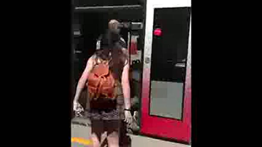 Imágenes captadas por un usuario del metro de Valencia mientras dos guardias de seguridad golpean a un joven.