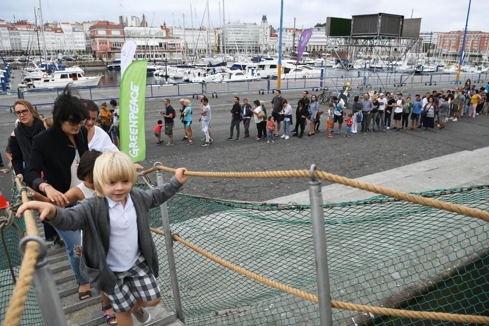 El barco Esperanza de Greenpeace en A Coruña