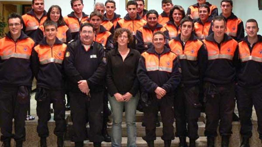 Coordinador (3º izq.), concejala Julia Cascón y resto de voluntarios de la Agrupación.