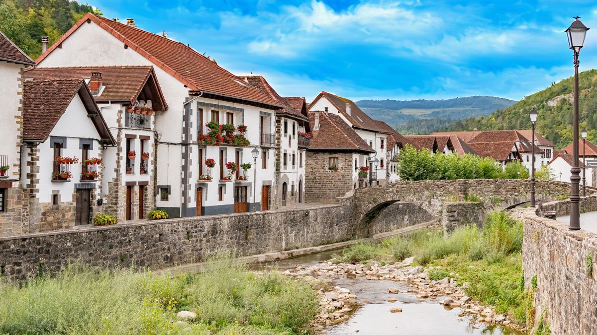 El pueblo medieval más curioso de España fue un refugio de lobos y parece de una película Disney