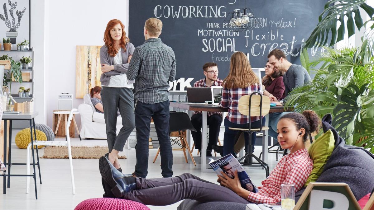 Ambiente de trabajo en una oficina moderna