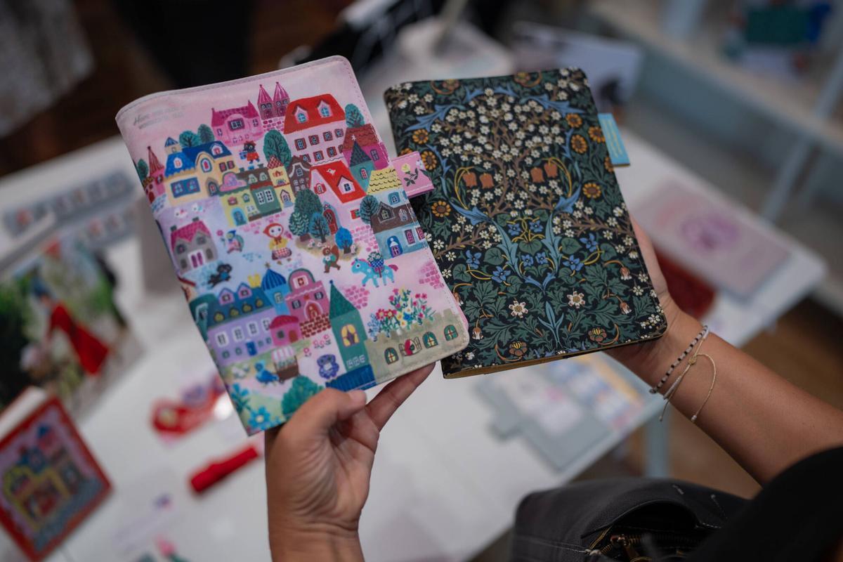 Barcelona. Ambiente en la papelería Entropía durante la exposición de las nuevas agendas Hobonichi, con visitantes descubriendo los diferentes diseños y modelos antes de su salida a la venta. 25 de agosto de 2026. Cultura. AUTOR: ZOWY VOETEN