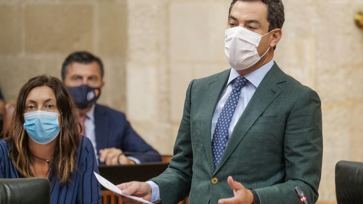 Juanma Moreno, presidente de la Junta de Andalucía, durante un intervención en el Parlamento andaluz.