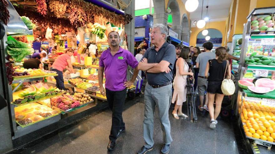 Manuel Quintana y Pedro Quevedo, esta mañana, en el Mercado de Vegueta