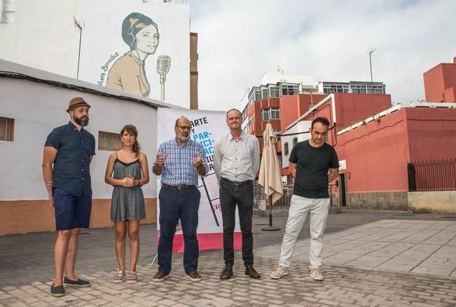 Las Palmas de Gran Canaria, 29 de septiembre de 2016.- La Plaza del Pilar de Guanarteme ya cuenta con un mural homenaje a la periodista Mara González. Los comisarios de la iniciativa, Cynthia Viera y Pablo San José (Colectivo PSJM), el consejero de Participación Ciudadana del Cabildo de Gran Canaria, Juan Manuel Brito, y el concejal de Barrios y Participación Ciudadana del Ayuntamiento de Las Palmas de Gran Canaria, Sergio Millares