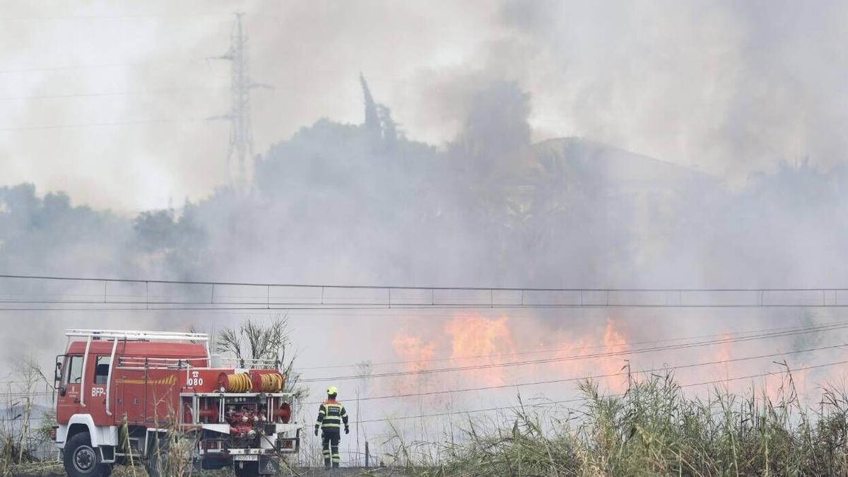 Imagen de archivo de una actuación de los bomberos en un incendio de pastos.