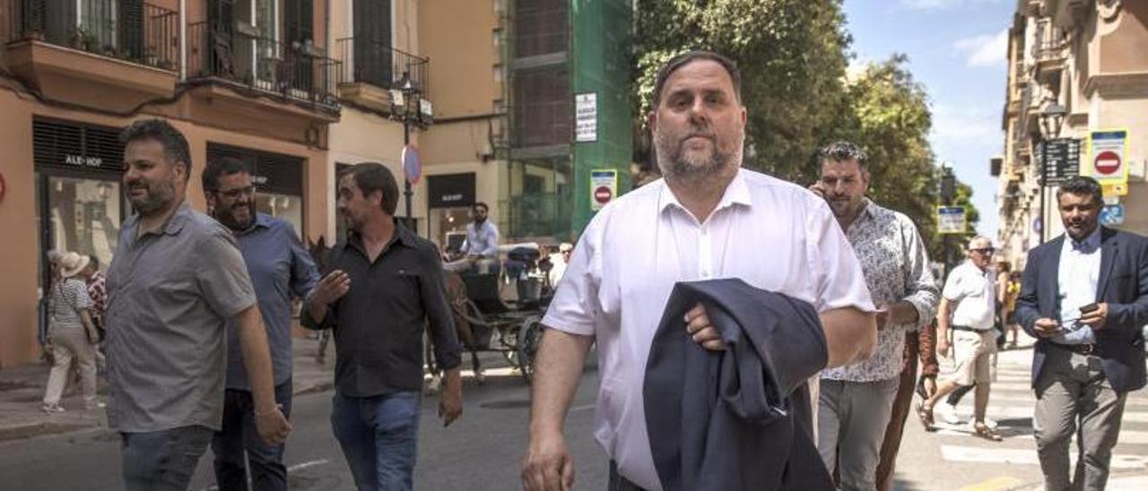 Oriol Junqueras paseando ayer por Palma con varios dirigentes de Més como Lluís Apesteguia o el senador Vicenç Vidal. | B.RAMON