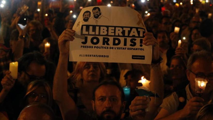 Un home amb una pancarta reivindicant l&#039;alliberament dels Jordis