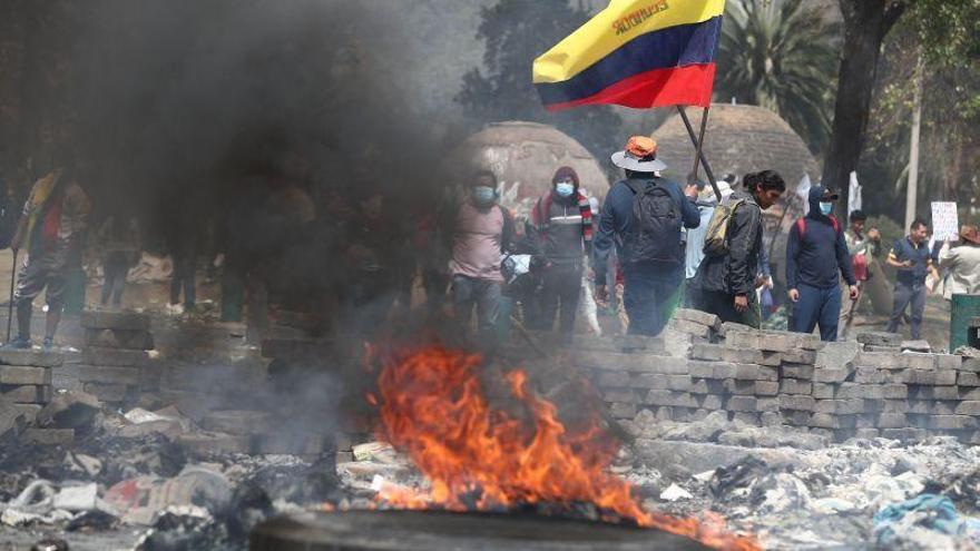 Ecuador mantiene el toque de queda e inicia una tensa negociación