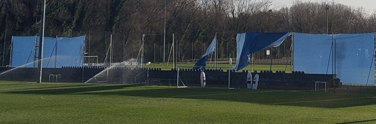 Las lonas que Paunovic pidió instalar en El Requexón, destrozadas por el viento. | LNE