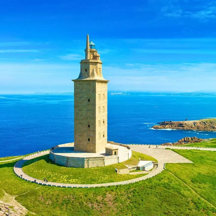 El paseo marítimo más largo de la Península Ibérica tiene el único faro romano del mundo en funcionamiento