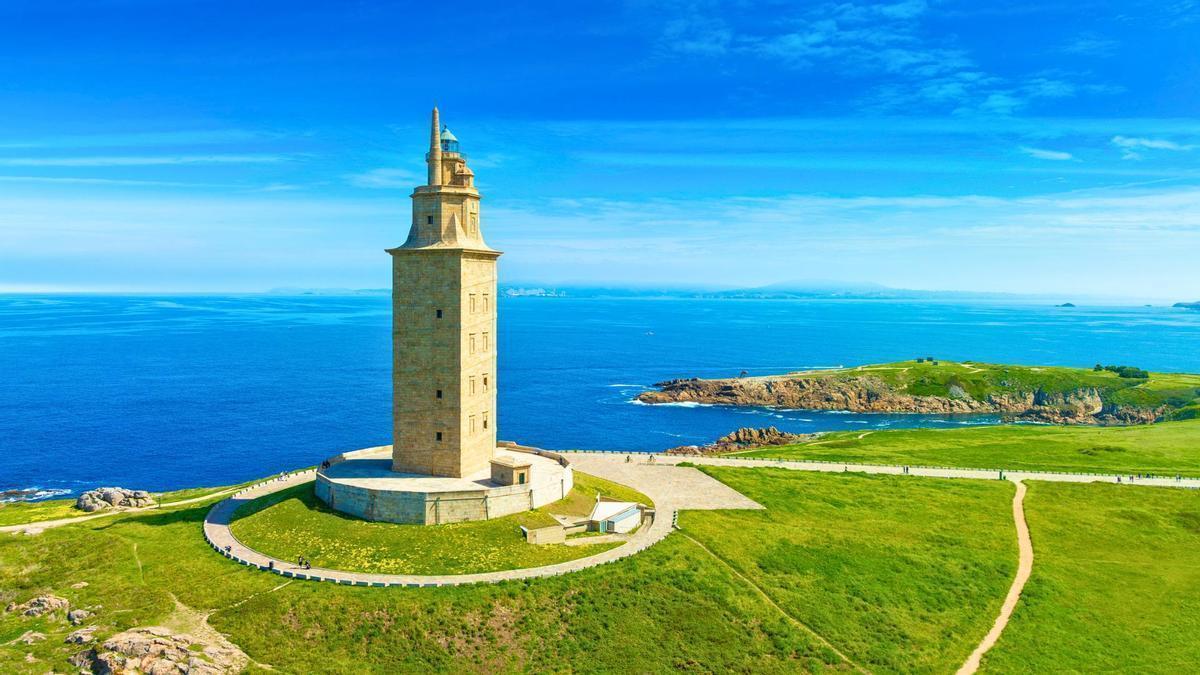 Es uno de los paseos más bonitos de España, con monumentos y playas impresionantes