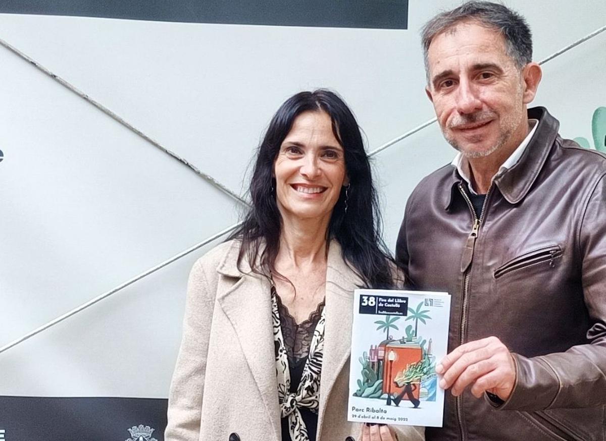 Jesús Broch, junto a la escritora Maribel Escrig