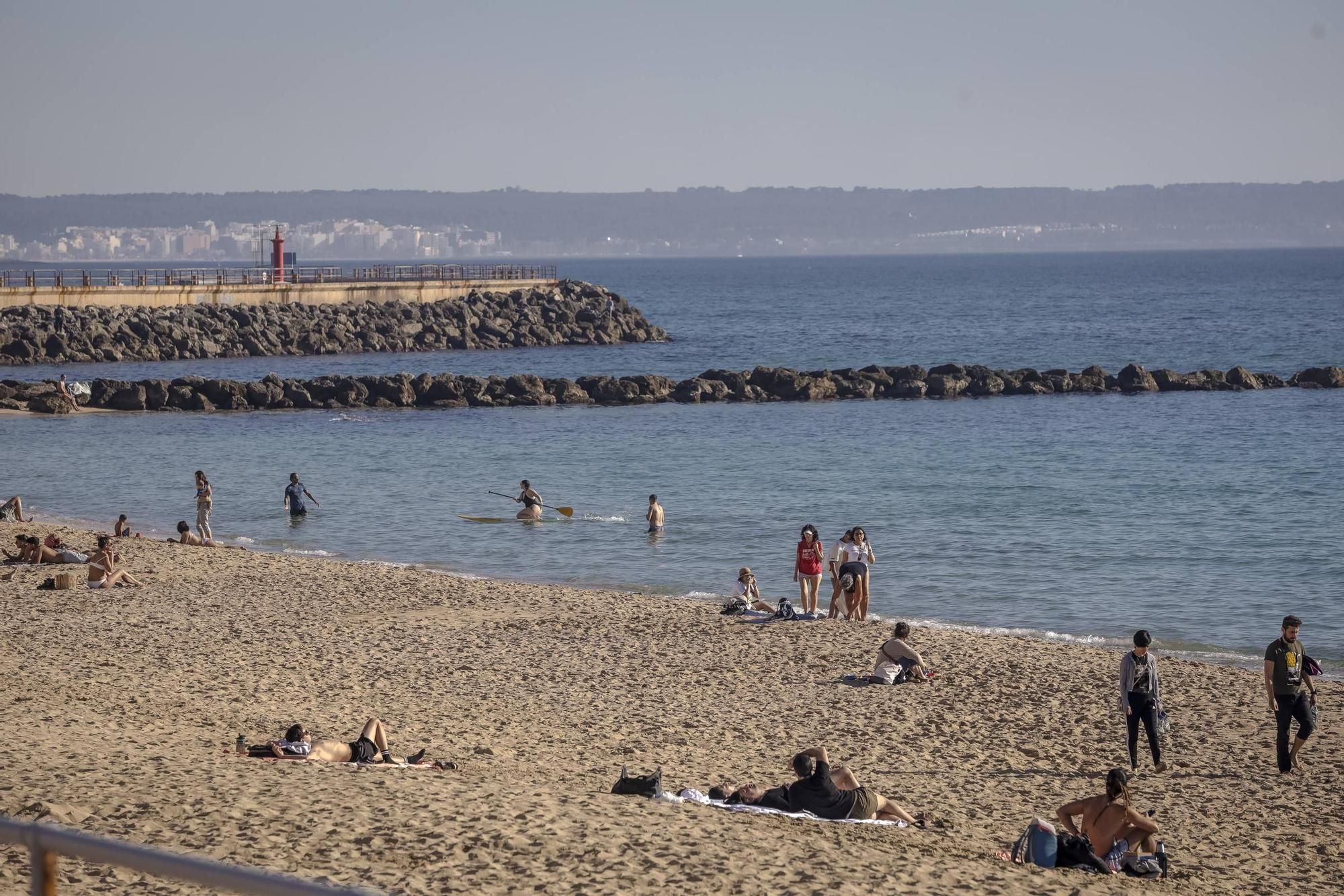 Als ob schon Sommer wäre: So genießen die Menschen das Strandwetter auf Mallorca
