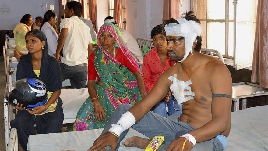 Al menos 24 muertos al derrumbarse un muro durante una boda india