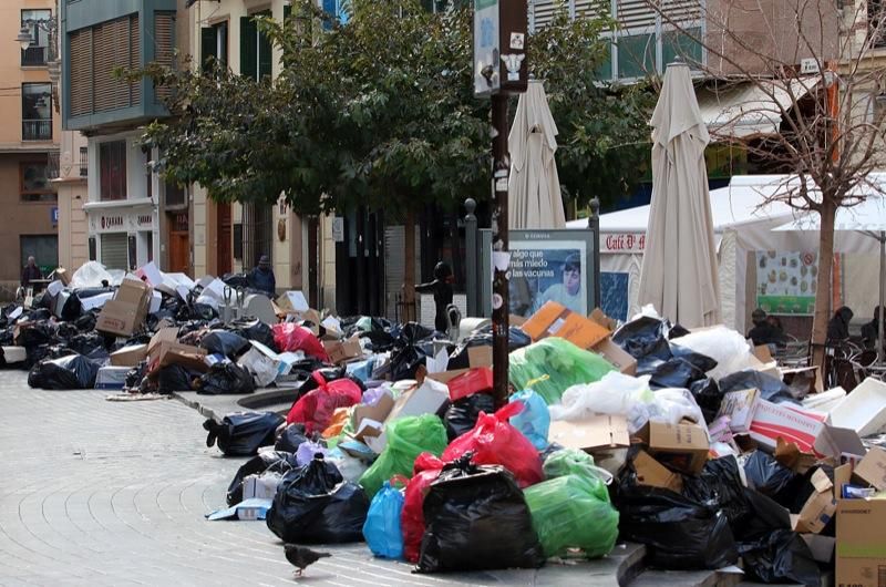 Cuarto día de la huelga de recogida de basuras en el Centro