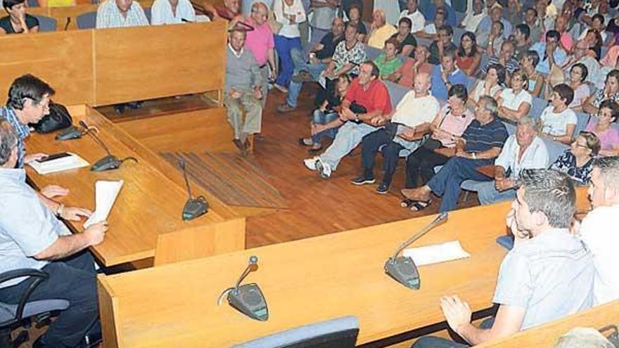 Un momento de la reunión de ayer de afectados por las preferentes en el Concello de Cangas.  // Gonzalo N.