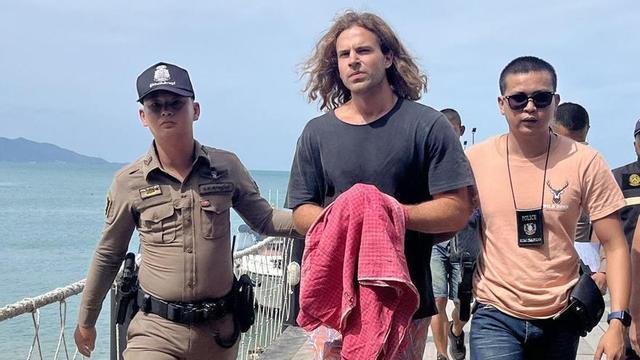 Daniel Sancho, escortat per agents de la policia tailandesa, arriba al tribunal de Koh Samui, el 7 d’agost del 2023.