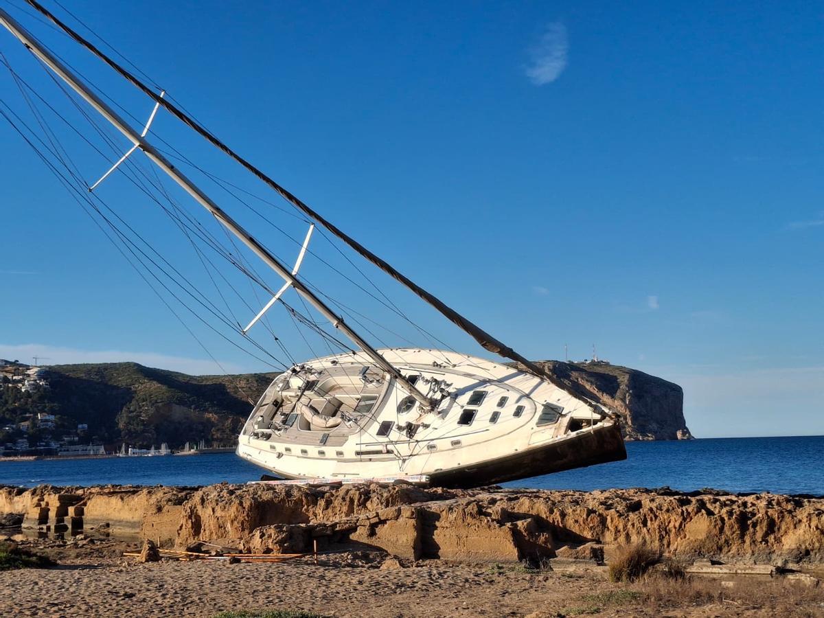Nueve meses encallado en Xàbia: las imágenes del gran velero Nueve meses encallado en Xàbia: las imágenes del gran velero