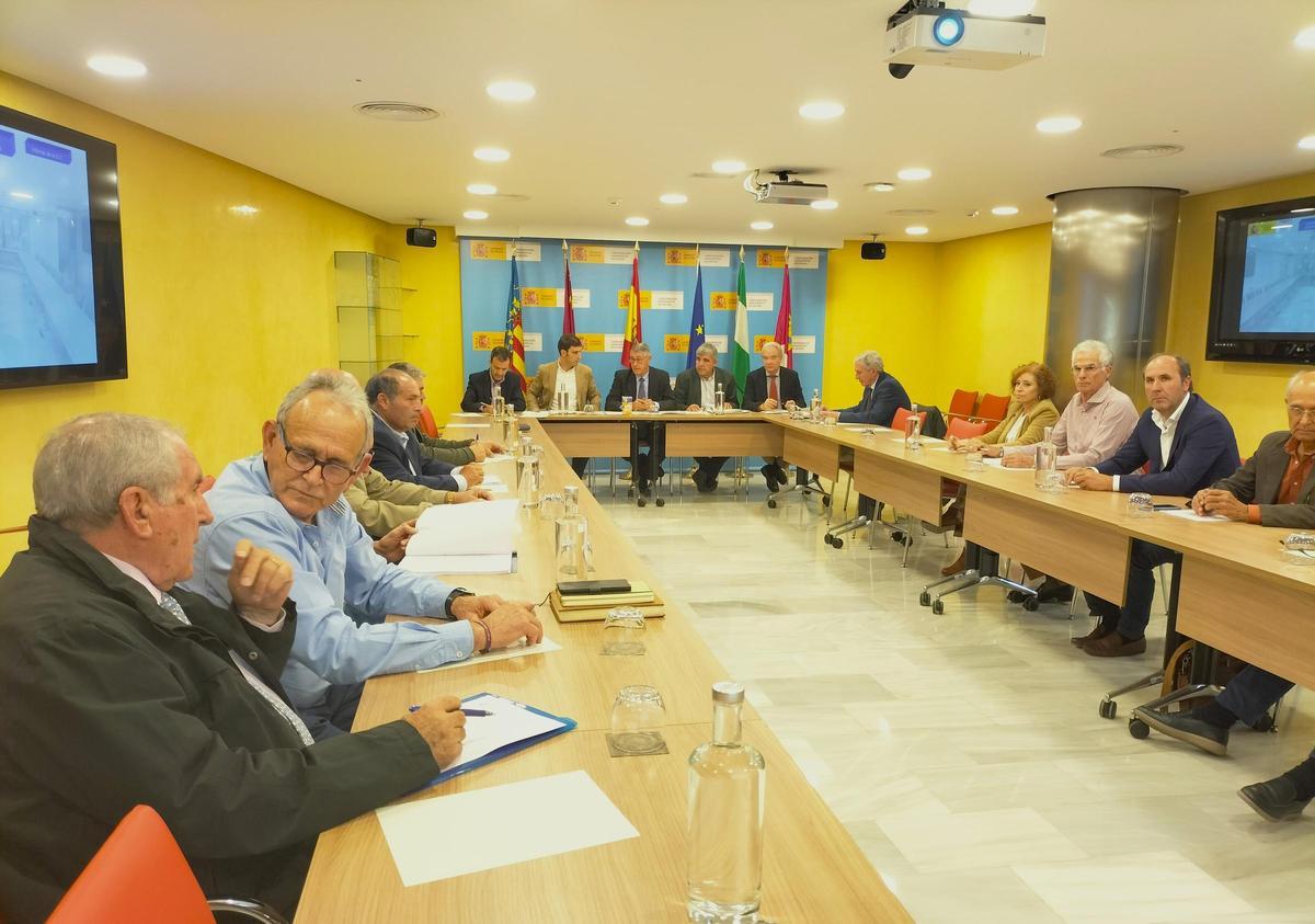 Reunión de la Comisión de Desembalse de la Confederación Hidrográfica del Segura, encabezada por su presidente Mario Urrea.