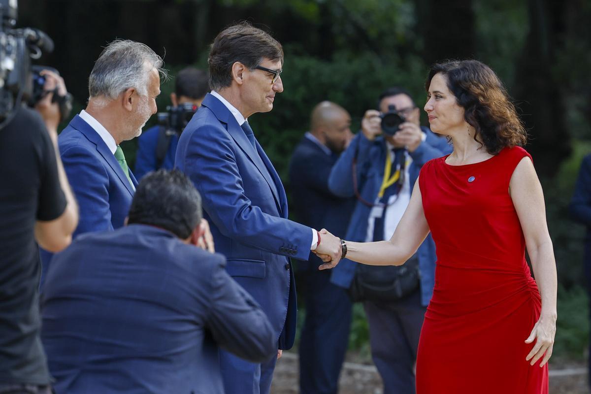 BARCELONA, 06/06/2025.- El presidente de la Generalitat de Catalunya, Salvador Illa (2i), saluda a la presidenta de la Comunidad de Madrid, Isabel Díaz Ayuso, a su llegada a la XXVIII Conferencia de Presidentes que se celebra este viernes en el Palau de Pedralbes en Barcelona. EFE/ Alberto Estevez / Alberto Estevez / EFE
