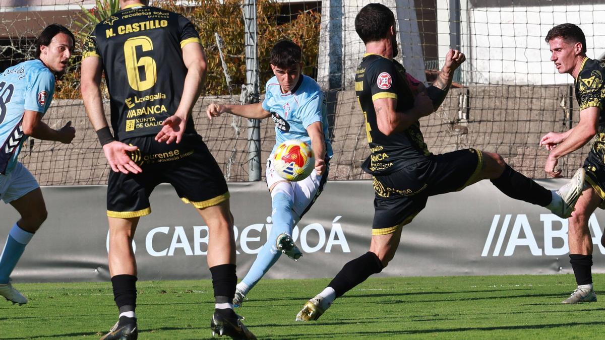 Ángel Arcos remata a portería en un partido reciente del Celta Fortuna