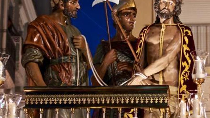 El paso del Ecce Homo con el soldado y el romano, que van a ser retirados.