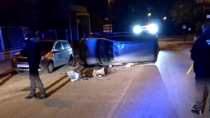 Dos contusionados al volcar un vehículo de madrugada en el casco urbano de Xixona