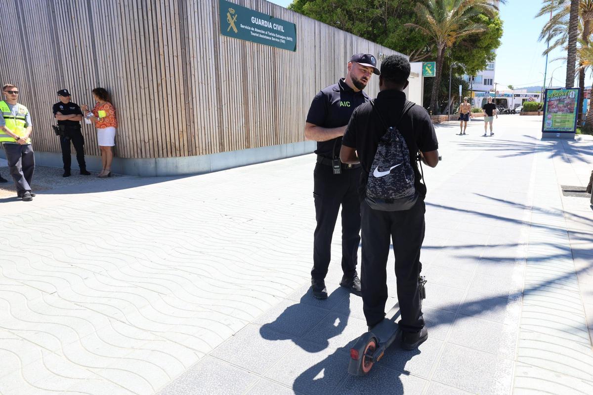 Galería: campaña de concienciación y control sobre la circulación de patinetes eléctricos en Sant Antoni