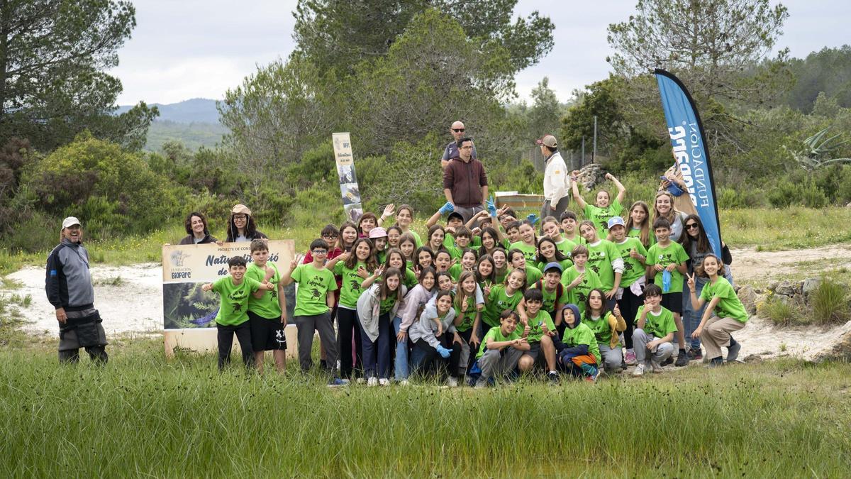 Grup d’alumnes que van participar en la reintroducció dels ofegabous.