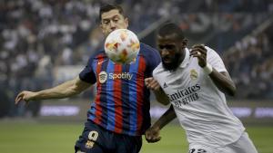 Robert Lewandowski, delantero del FC Barcelona, pugna por un balón con Antonio Rüdiger, del Real Madrid, en la final de la Supercopa del año pasado.