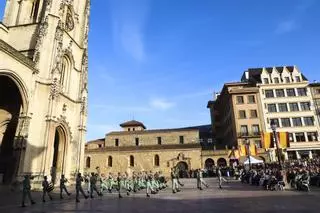 Siete unidades musicales recorren Oviedo en multitudinario pasacalles militar