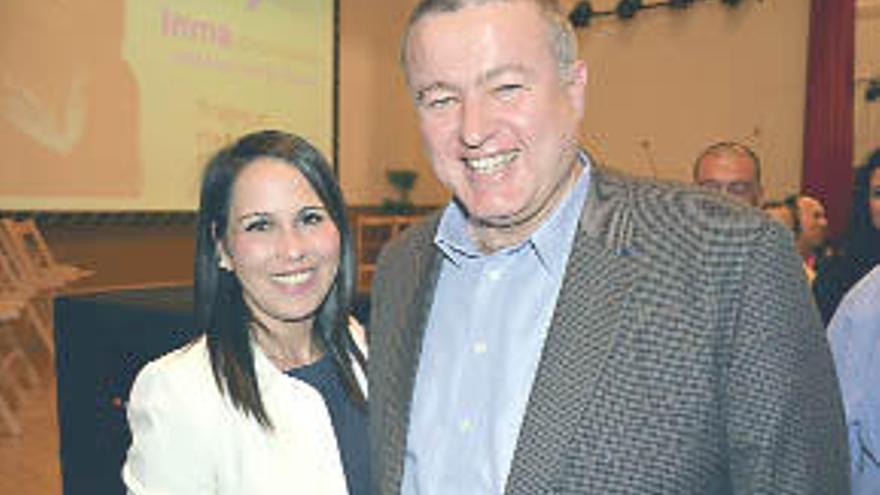La candidata, Inma Ortiz, junto al consejero Bernabé.