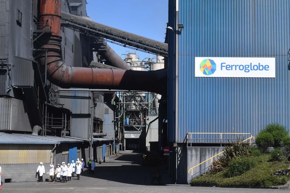 Nave de Ferroglobe en el polígono de Sabón