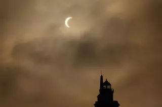 Fotogalería: El eclipse solar total sobre la Torre de Hércules
