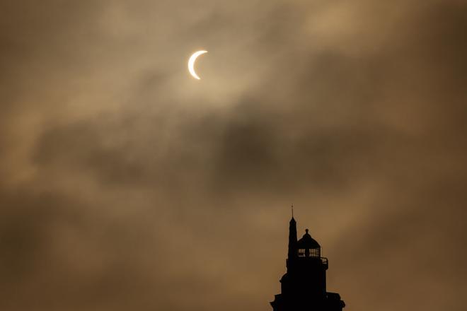 Fotogalería: El eclipse solar total sobre la Torre de Hércules
